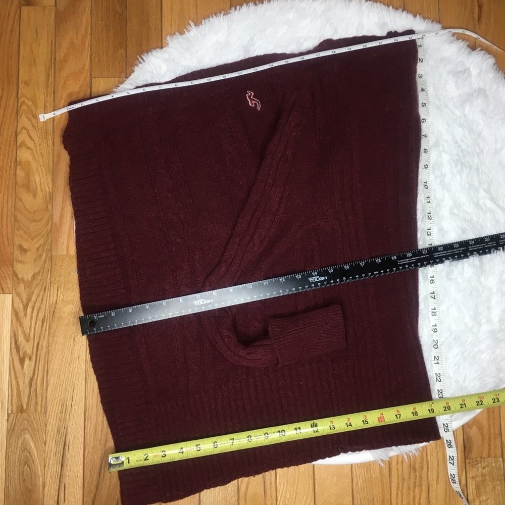❌SOLD❌ Hollister Burgundy Cable Knit Cardigan - Picture 4 of 8
